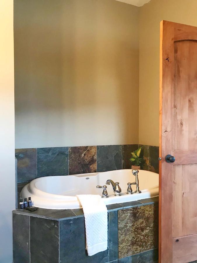 Wesbert Winery & Guest Suites เพนทิกตัน ภายนอก รูปภาพ