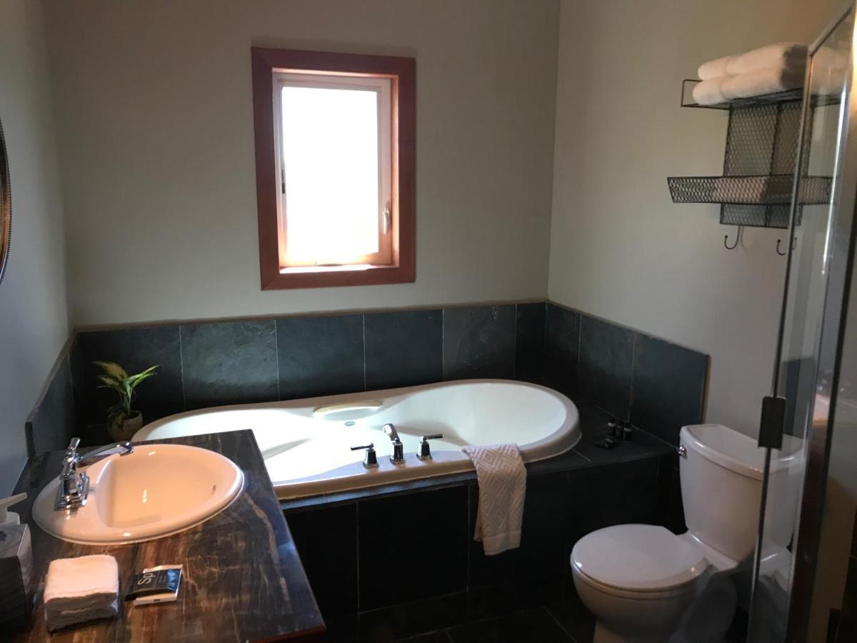 Wesbert Winery & Guest Suites เพนทิกตัน ภายนอก รูปภาพ